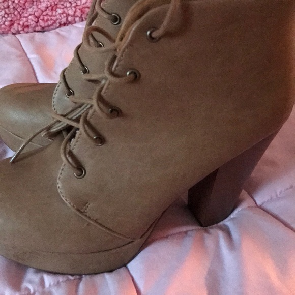 Boots - Picture 2 of 4